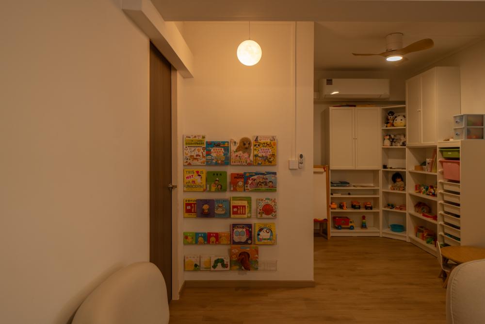 Modern Living Room with Bookshelf and Wood Flooring
