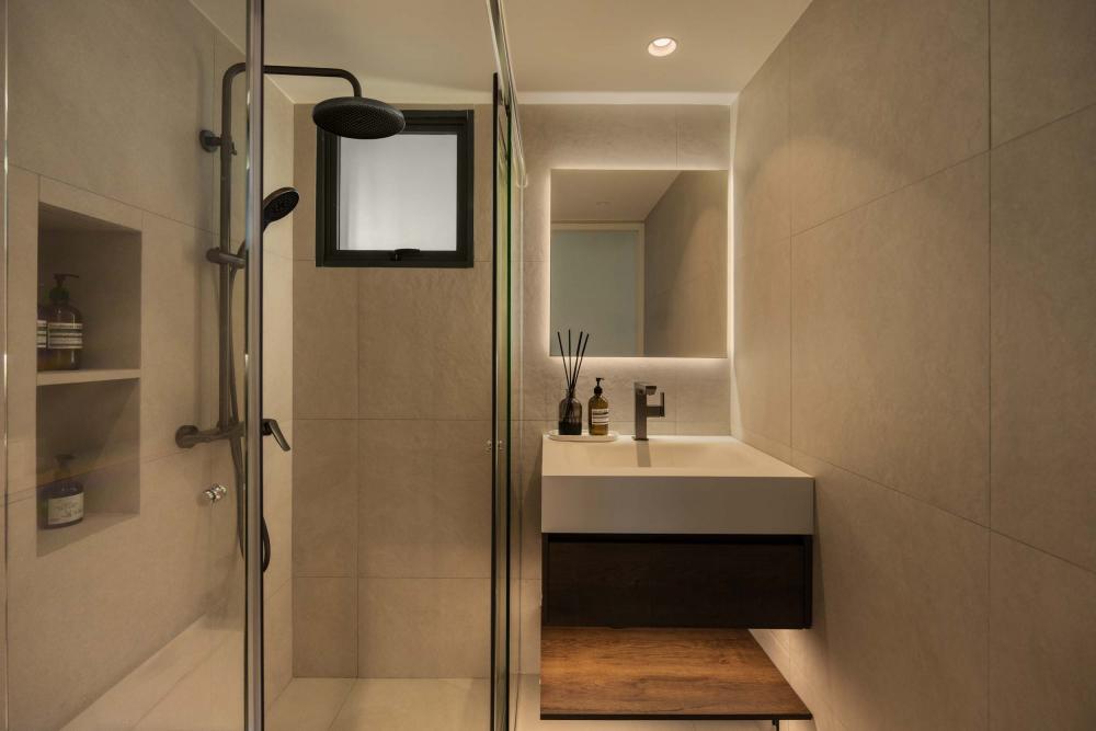 Contemporary Bathroom with Homogeneous Tiles and Mirror
