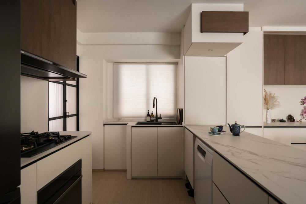 Contemporary Kitchen with Countertop and Vinyl Flooring