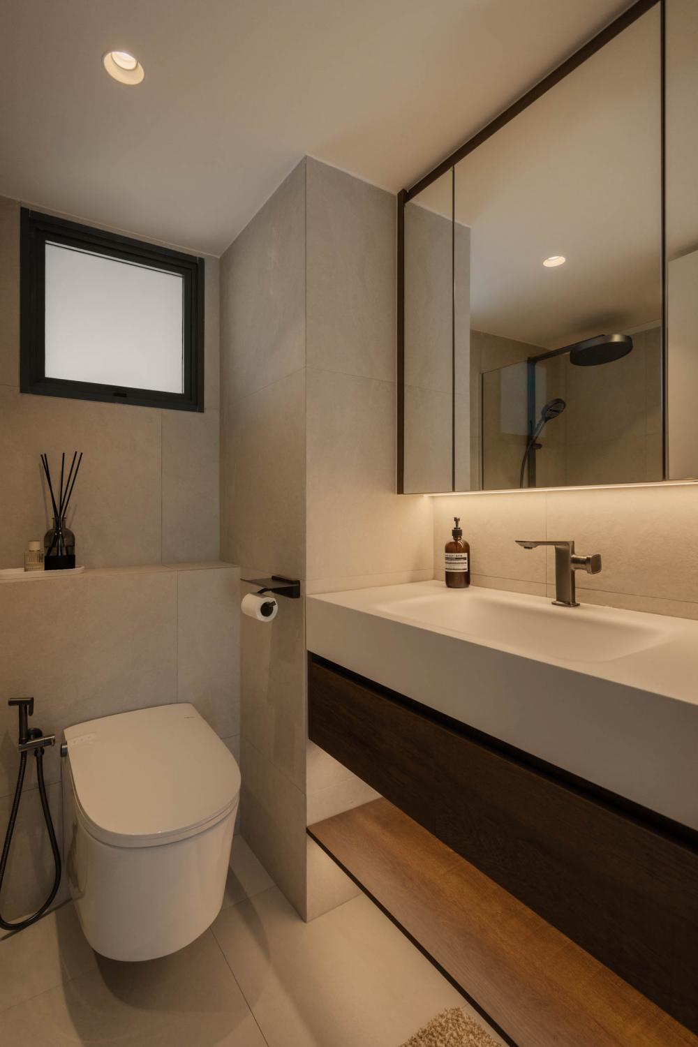 Contemporary Bathroom with Homogeneous Tiles and Mirror