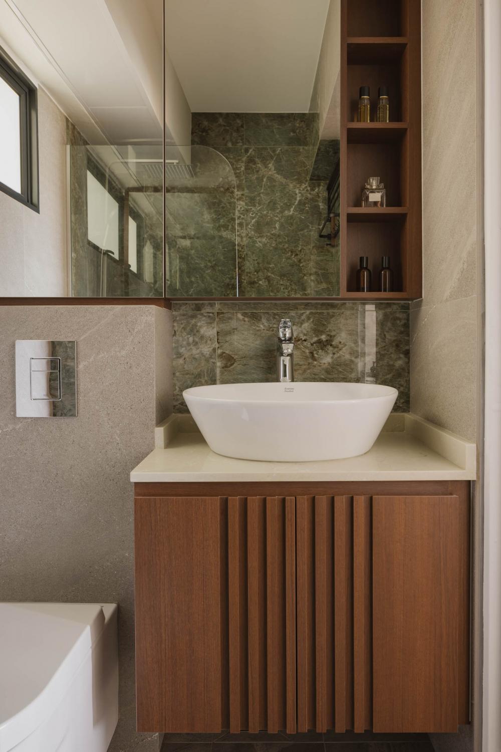 Modern Bathroom with Countertop and Homogeneous Tiles