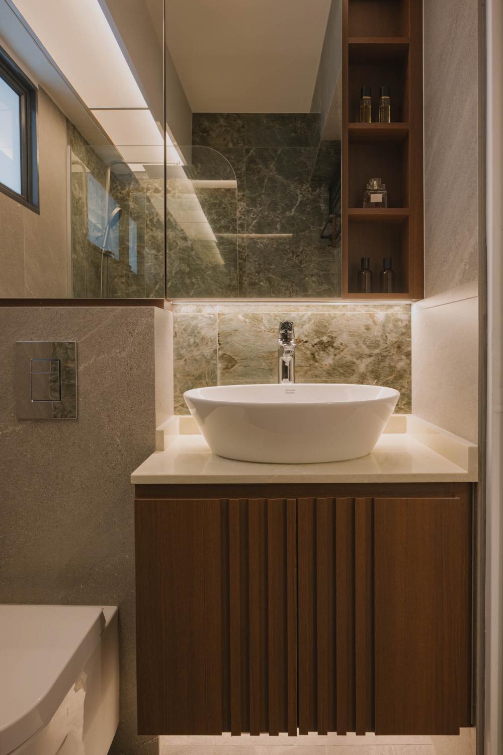 Modern Bathroom with Countertop and Homogeneous Tiles