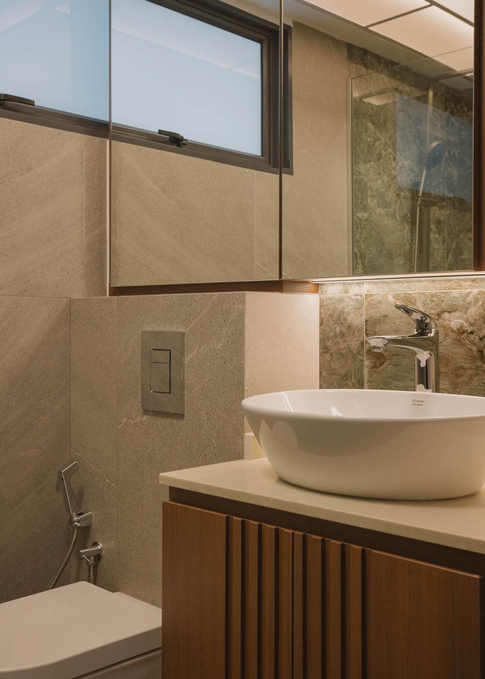 Modern Bathroom with Countertop and Homogeneous Tiles