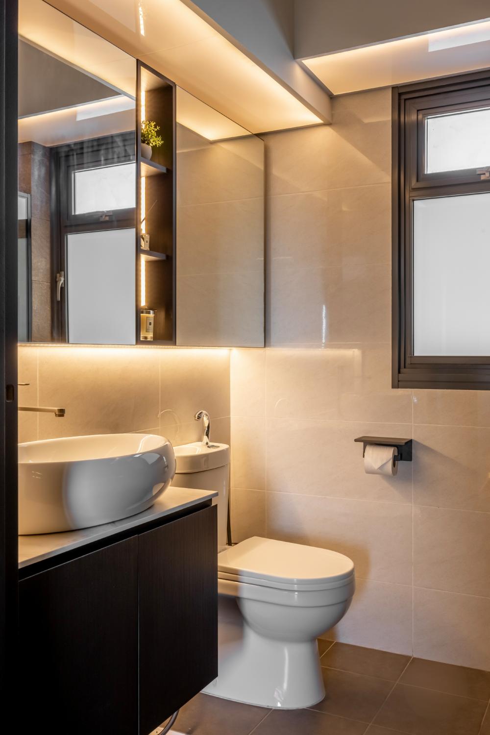 Modern Bathroom with Countertop and Mirror