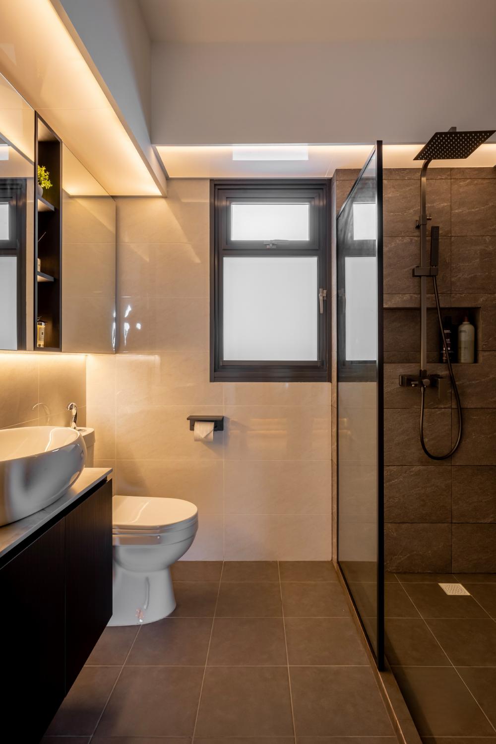 Modern Bathroom with Countertop and Mirror