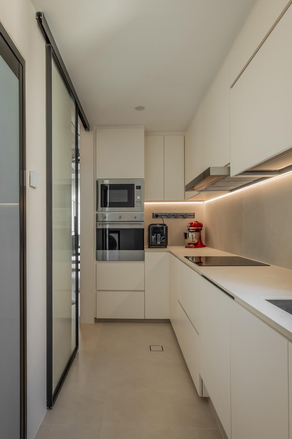 Minimalist Kitchen with Kitchen Backsplash and Kitchen Accessories