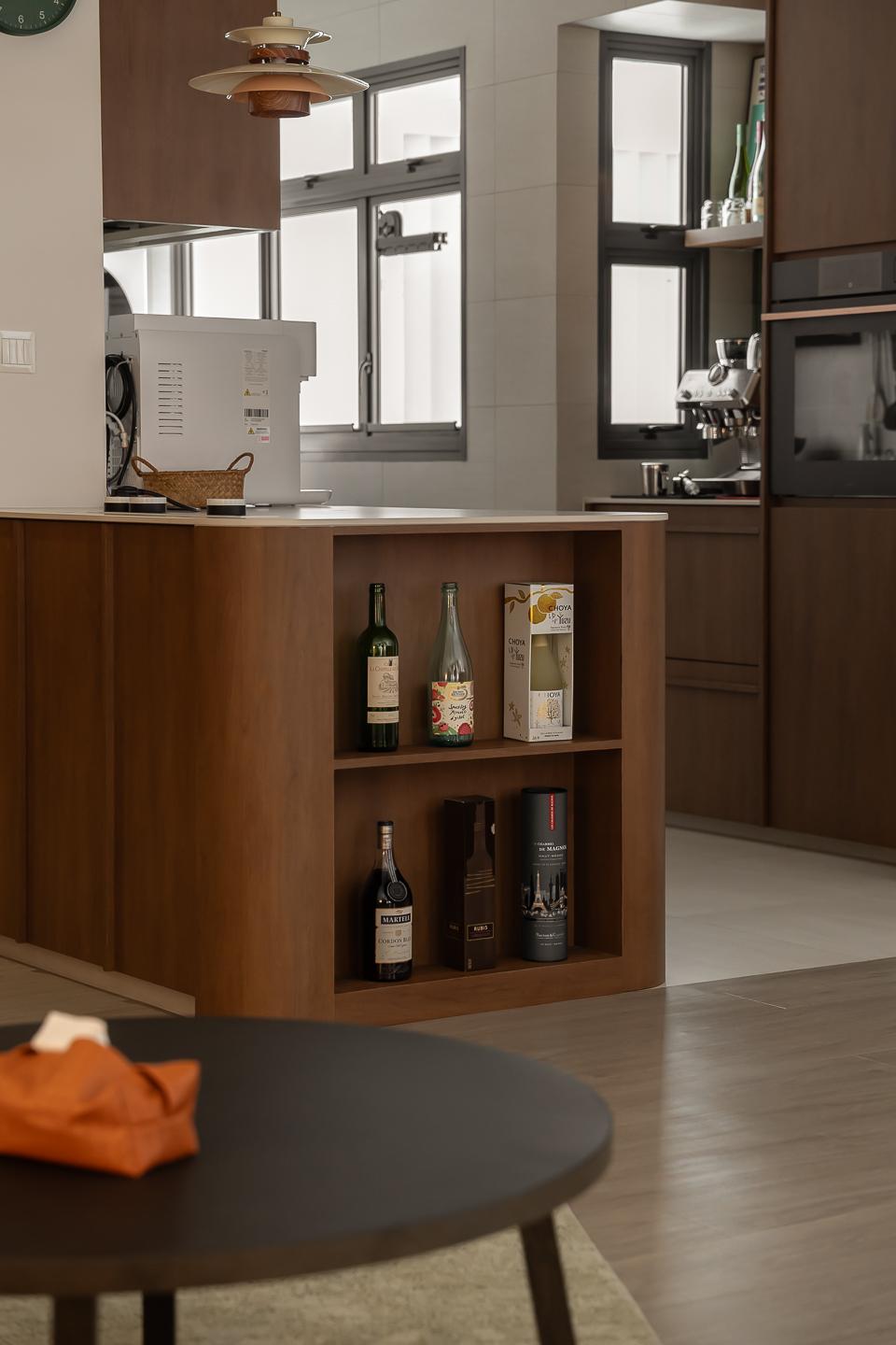 Vintage Kitchen with Vinyl Flooring and Kitchen Island
