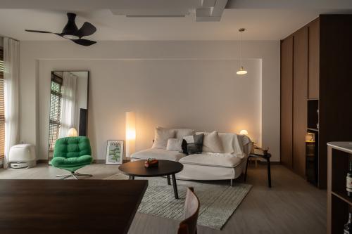 Vintage New 4-Room HDB by Quad.R Design