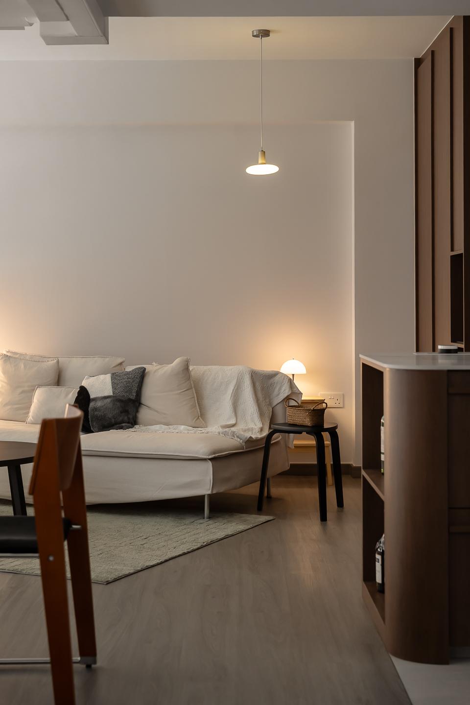 Vintage Living Room with Countertop and Vinyl Flooring