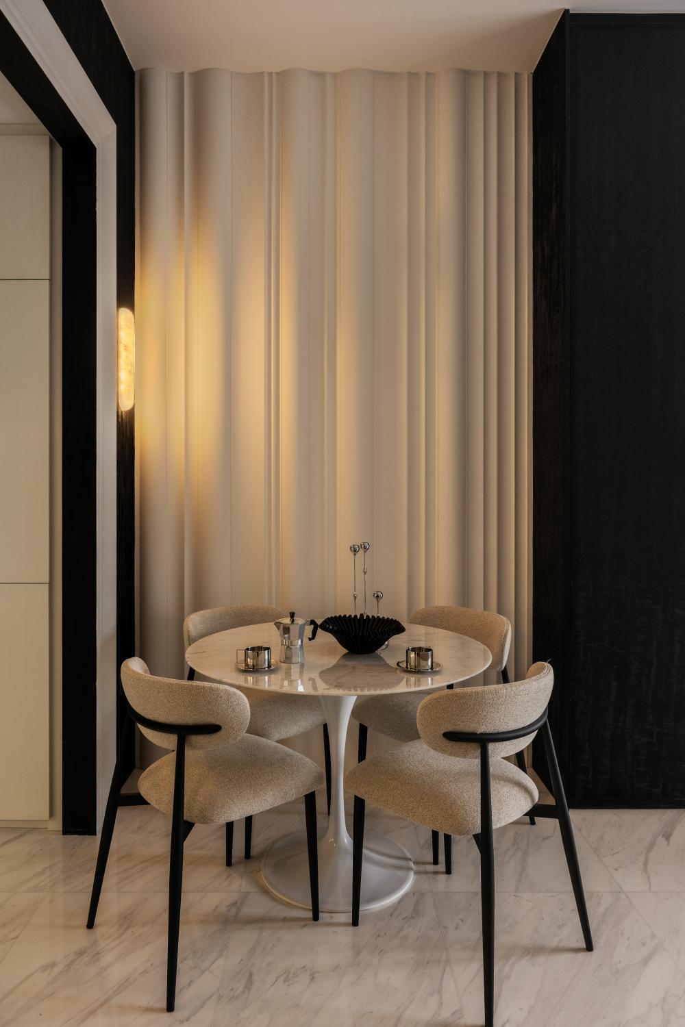 Modern Dining Room with Dining Table and Dining Chairs