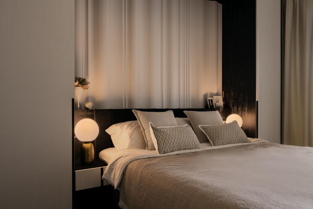 Modern Bedroom with Feature Wall and Wardrobe