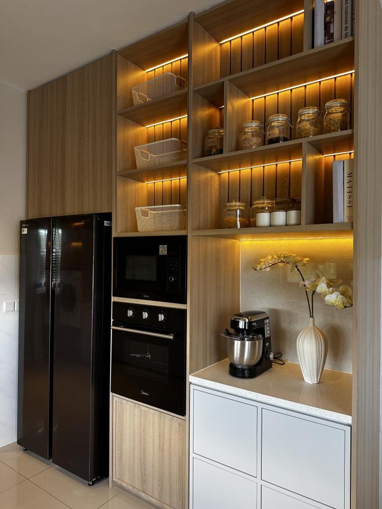 Modern Kitchen with Kitchen Cabinets and Oven