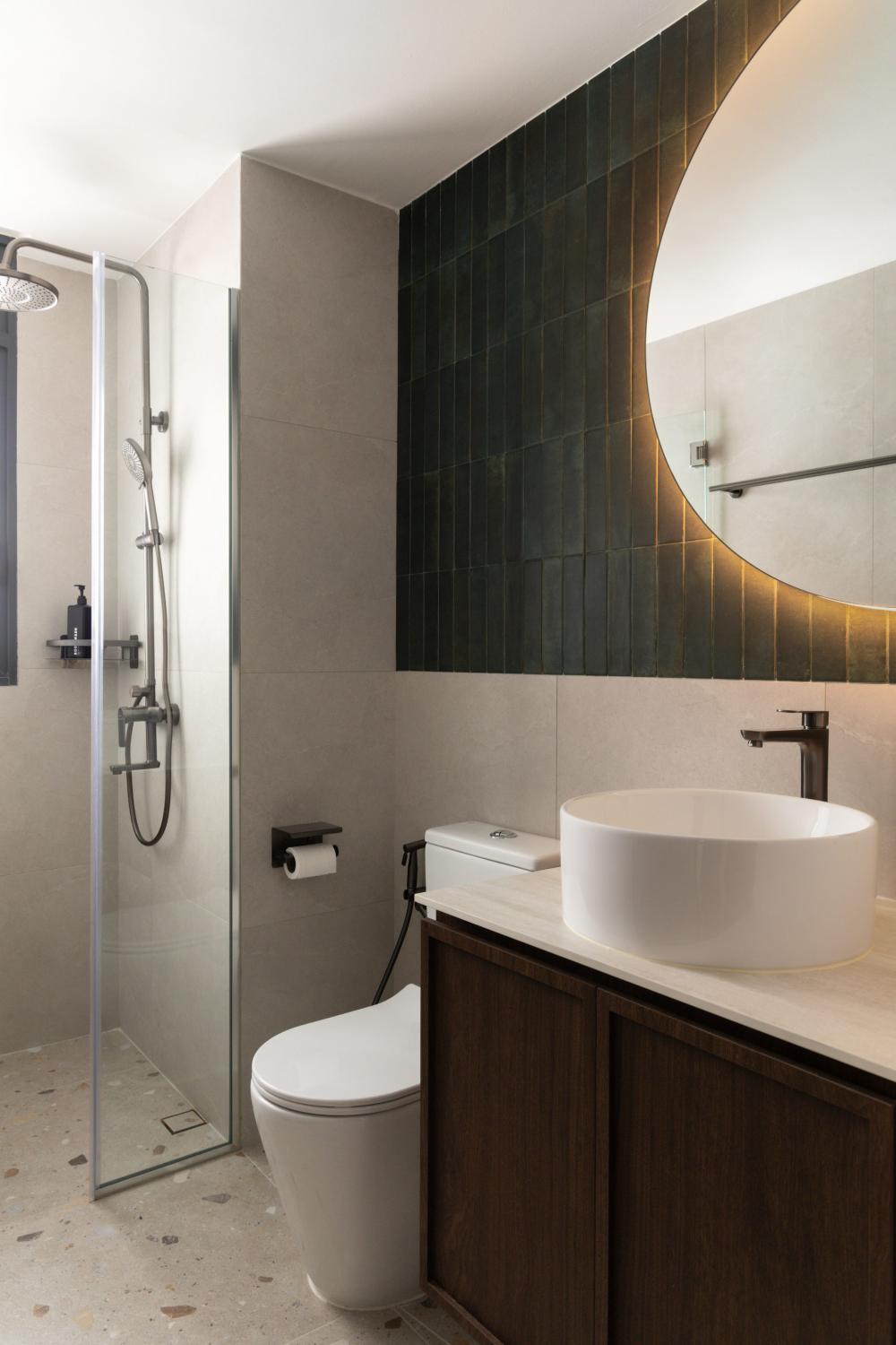Modern Bathroom with Countertop and Homogeneous Tiles