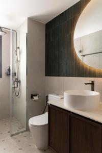 Modern Bathroom at Bellewaters