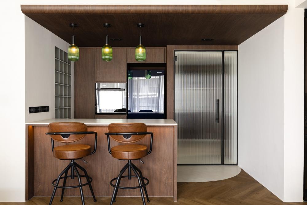 Modern Dining Room with Drop Ceiling and Dining Table