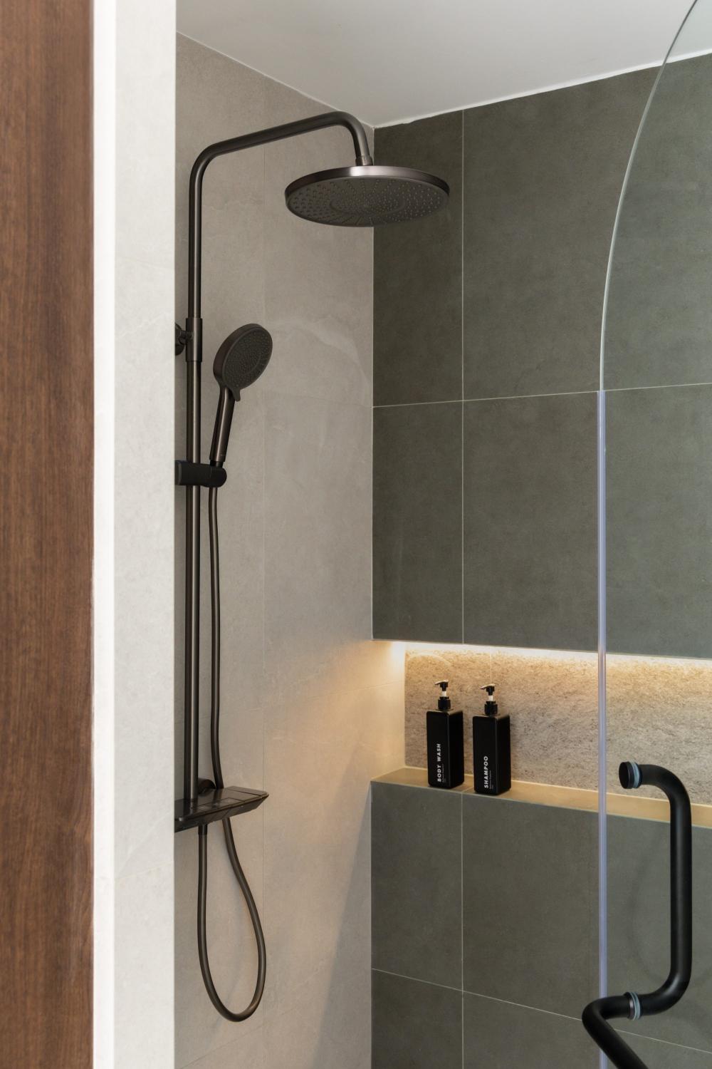 Modern Bathroom with Homogeneous Tiles and Shower Screen