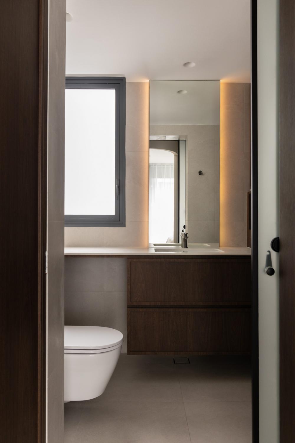 Modern Bathroom with Countertop and Mirror