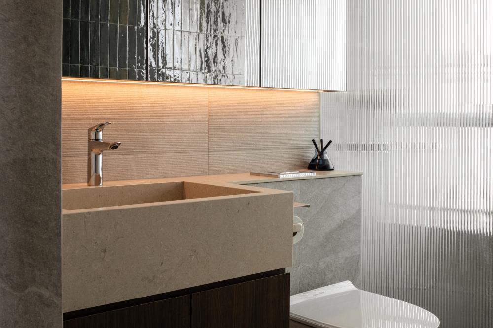 Contemporary Bathroom with Homogeneous Tiles and Mirror