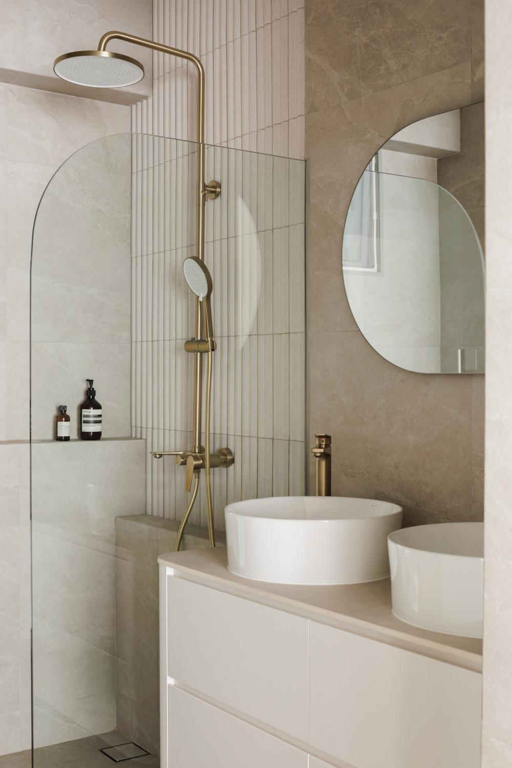 Minimalist Bathroom with Countertop and Homogeneous Tiles