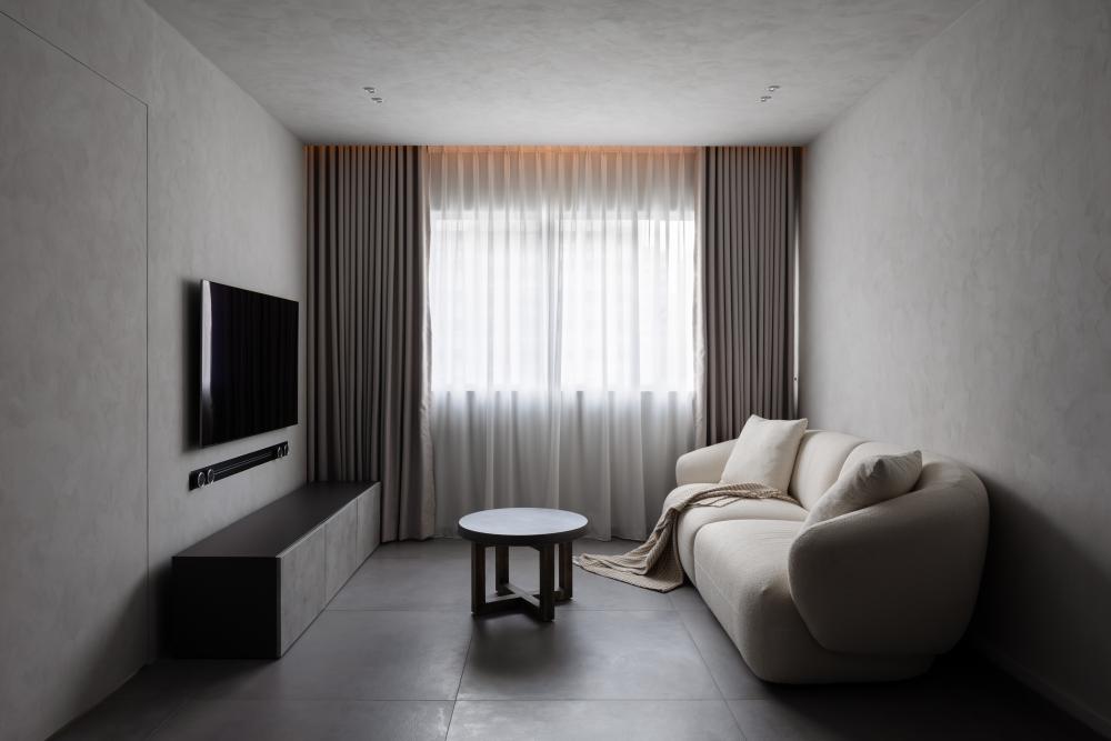 Contemporary Living Room with Homogeneous Tiles and Feature Wall