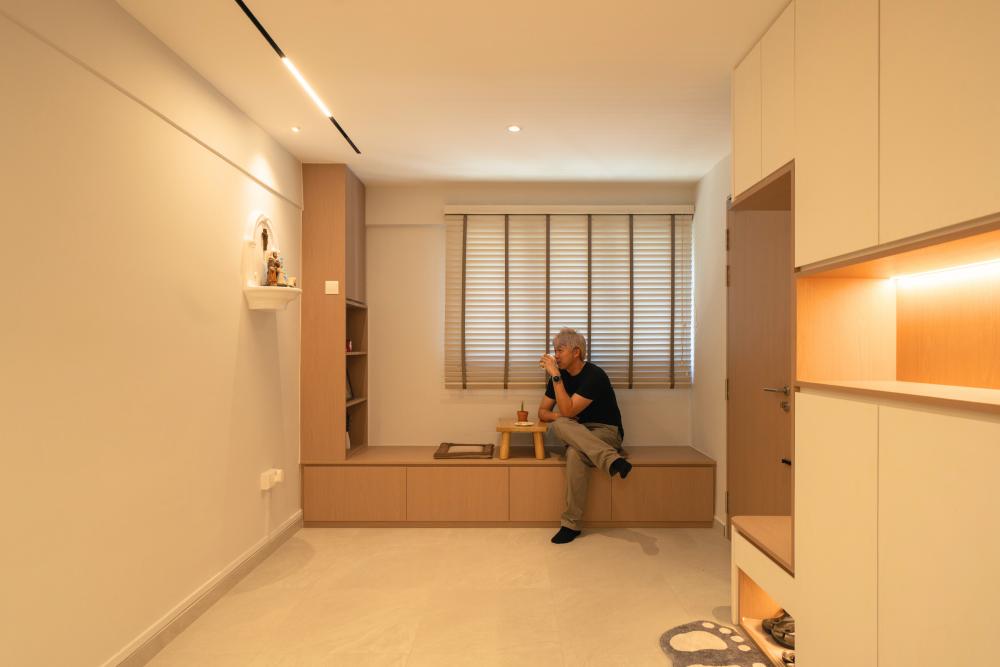 Modern Entryway with Shoe Rack and Small Storage