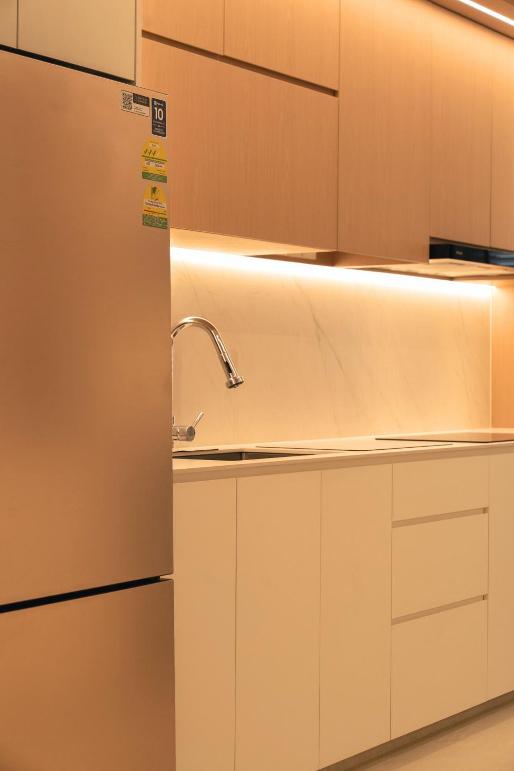 Modern Kitchen with Kitchen Window and Open Kitchen