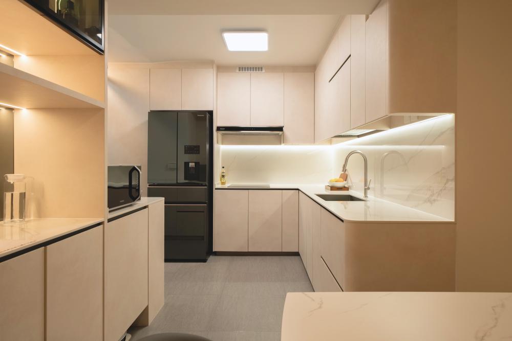 Minimalist Kitchen with Kitchen Island and Kitchen Backsplash