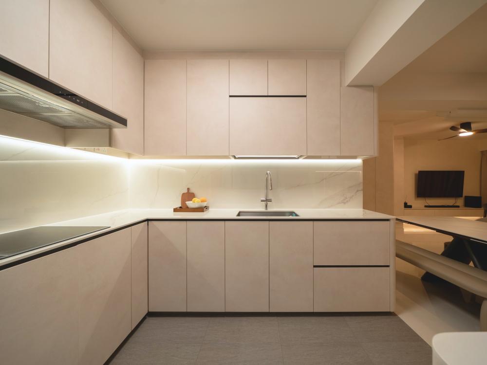 Minimalist Kitchen with Kitchen Window and Open Kitchen
