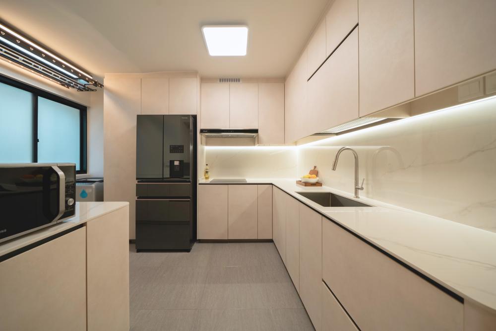 Minimalist Kitchen with Kitchen Window and Open Kitchen