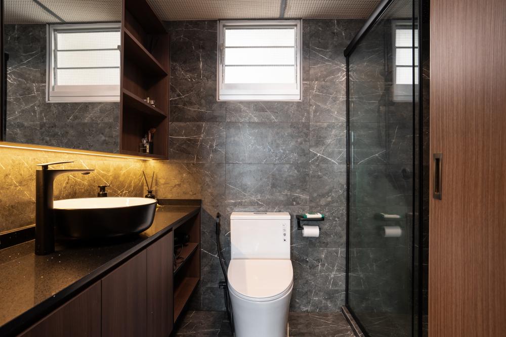 Modern Bathroom with Marble Floor and Mirror