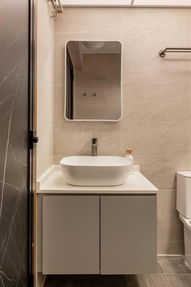 Modern Bathroom with Mirror and Bathroom Sinks