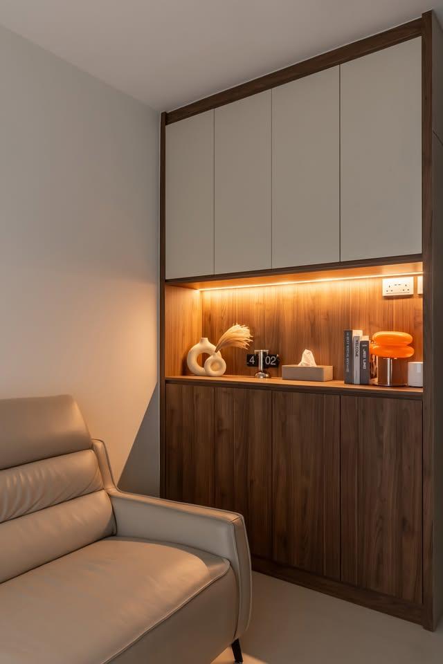 Minimalist Walk-in Wardrobe with Wardrobe and Sofa