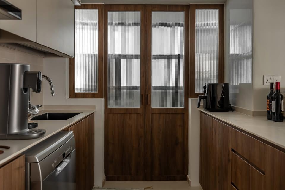 Minimalist Kitchen with Kitchen Tap and Kitchen Cabinets