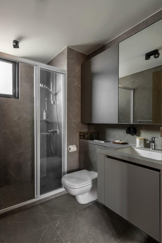 Contemporary Bathroom with Mirror and Rainshower