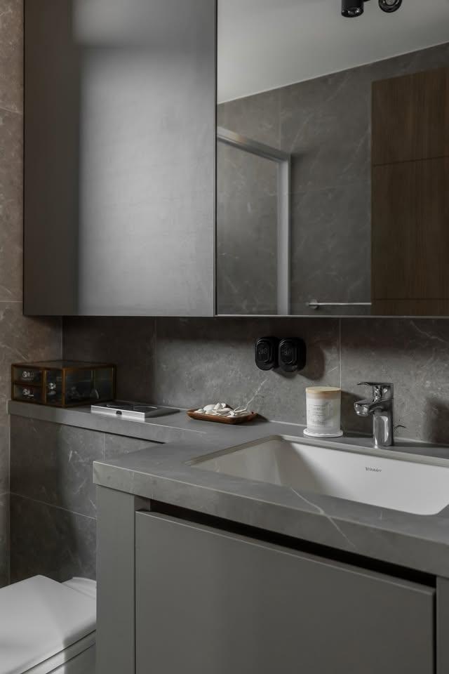 Contemporary Bathroom with Mirror and Wall Mirror