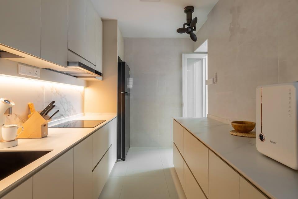 Contemporary Kitchen with Kitchen Backsplash and Kitchen Cabinets