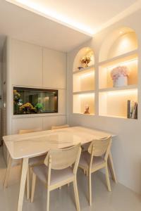 Contemporary Dining Room at Rivervale Shores (Blk 175A)