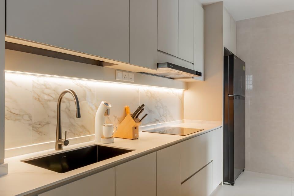 Contemporary Kitchen with Kitchen Backsplash and Kitchen Cabinets
