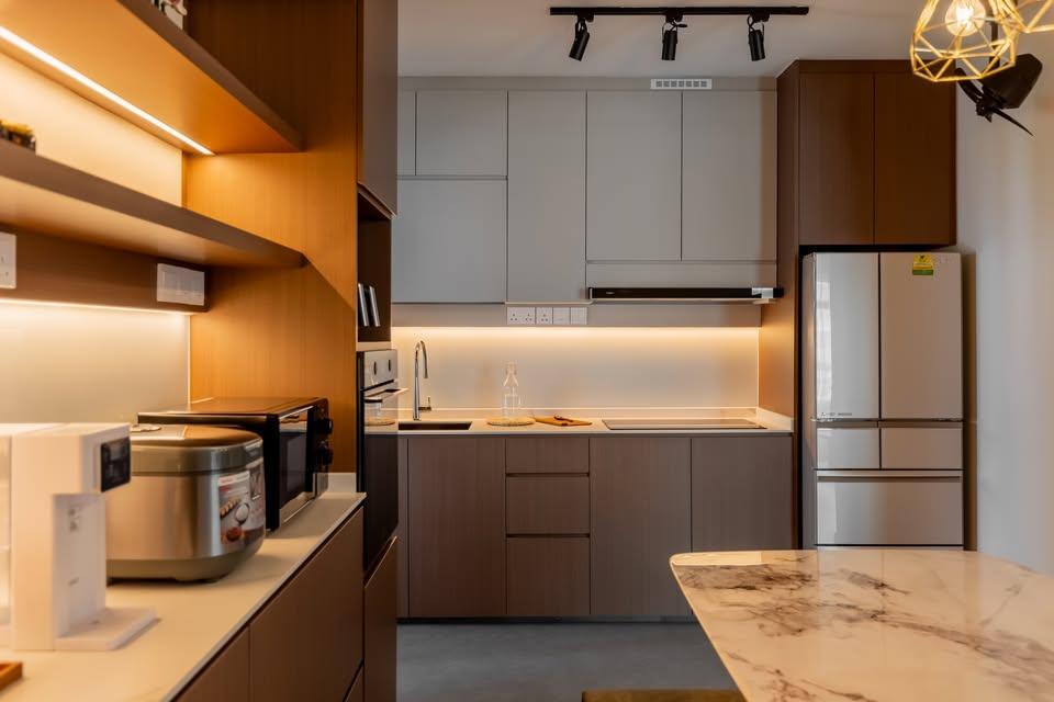 Modern Kitchen with Kitchen Backsplash and Kitchen Tap