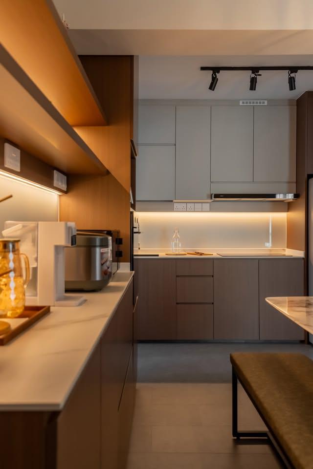 Modern Kitchen with Kitchen Backsplash and Kitchen Accessories