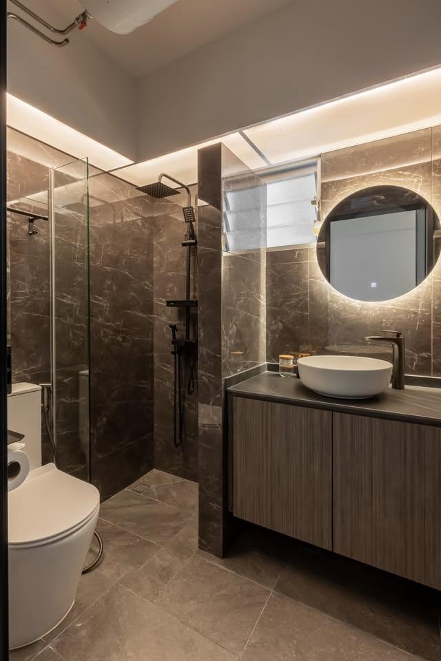 Modern Bathroom with Mirror and Rainshower
