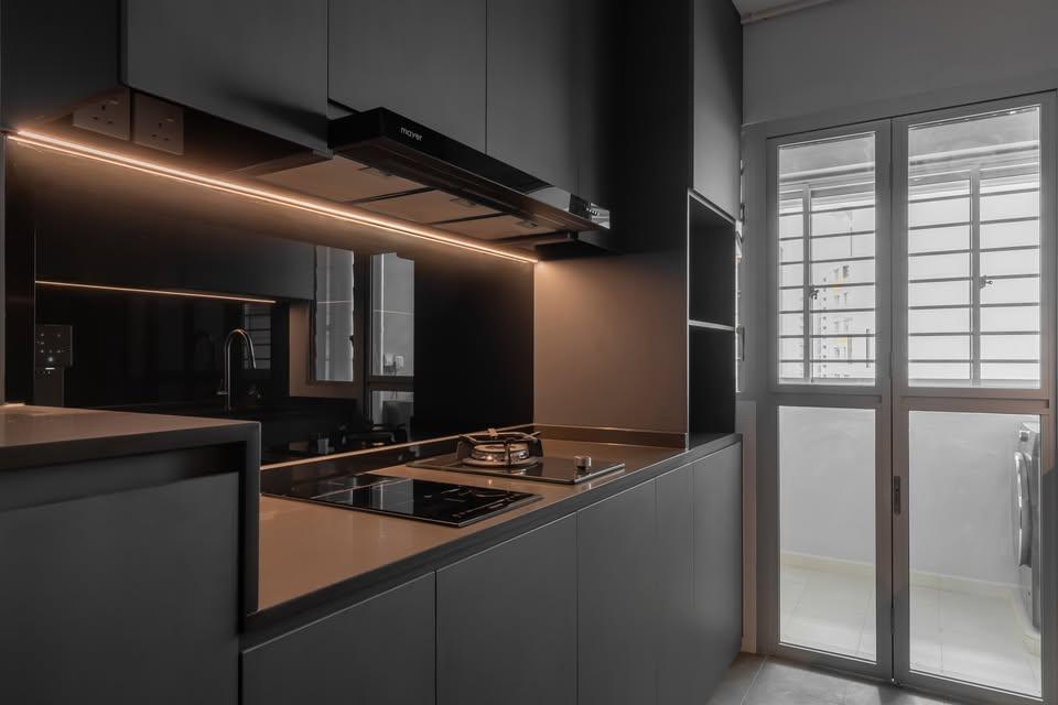 Contemporary Kitchen with Countertop and Kitchen Backsplash