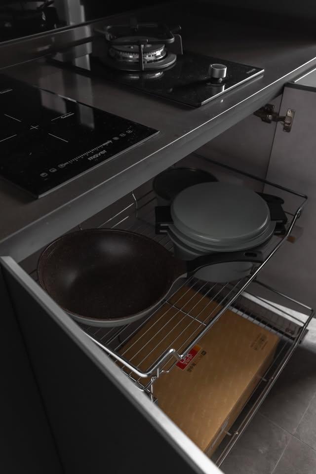 Contemporary Kitchen with Cupboard and Kitchen Cabinets