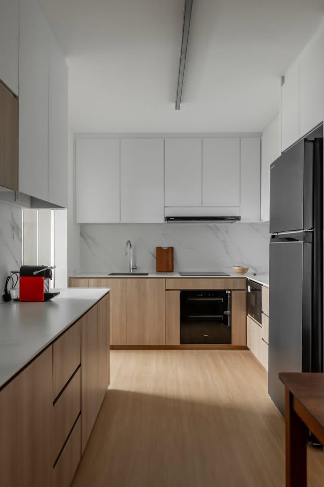 Modern Kitchen with Vinyl Flooring and Kitchen Tap