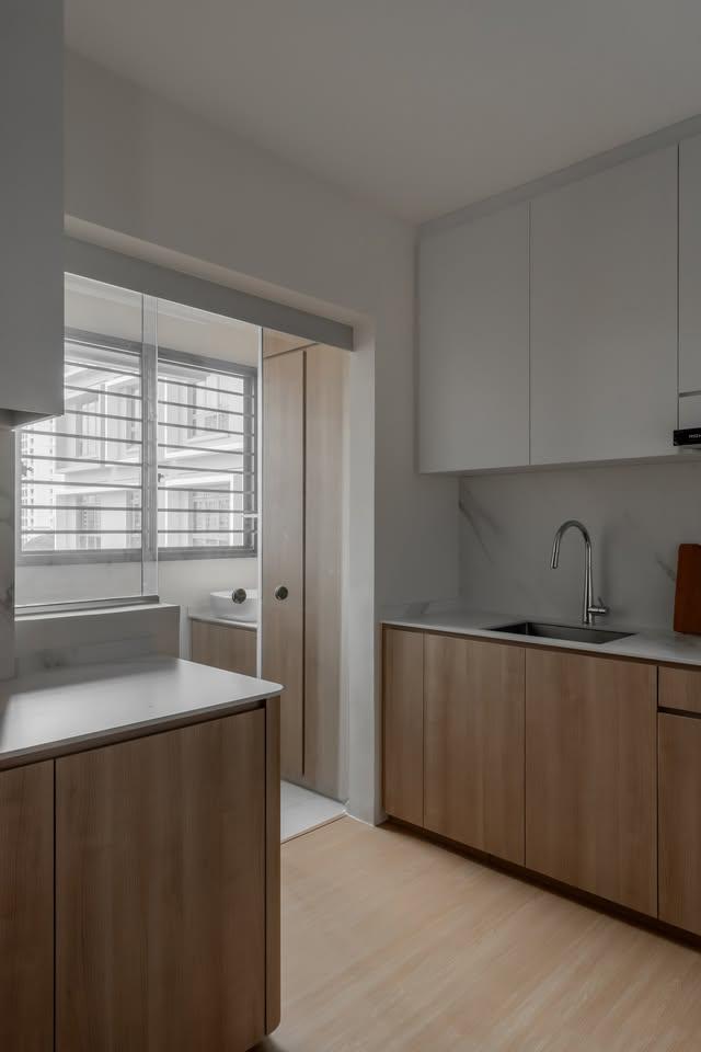 Modern Kitchen with Vinyl Flooring and Kitchen Tap