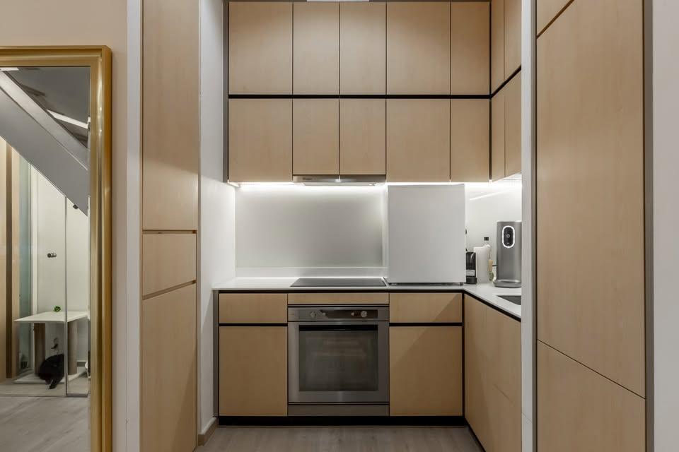 Modern Kitchen with Kitchen Cabinets and Oven