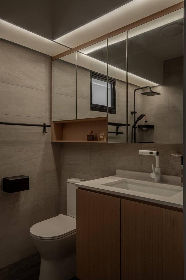 Modern Bathroom with Mirror and Wall Mirror
