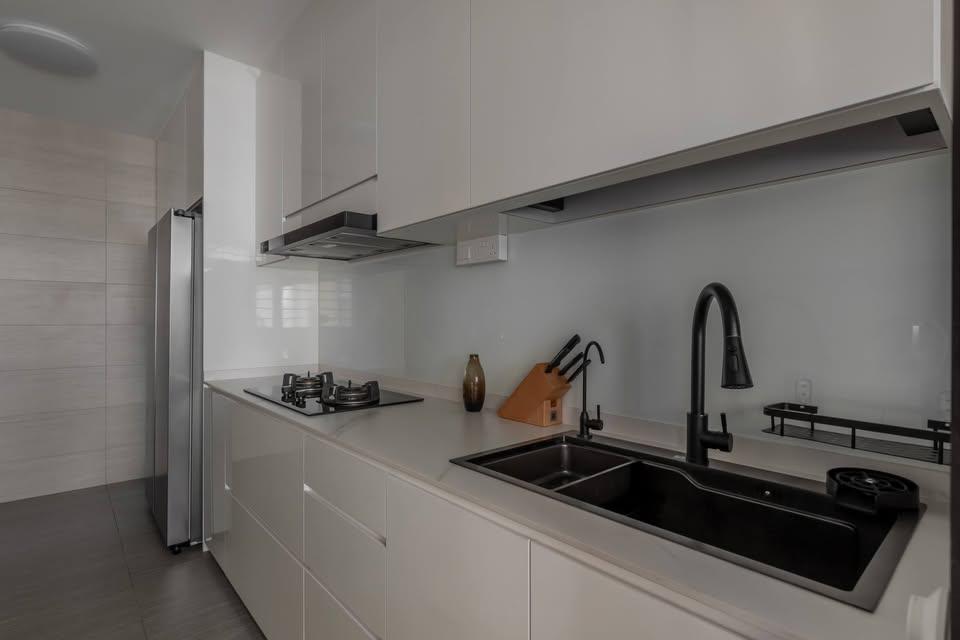 Modern Kitchen with Kitchen Tap and Kitchen Cabinets