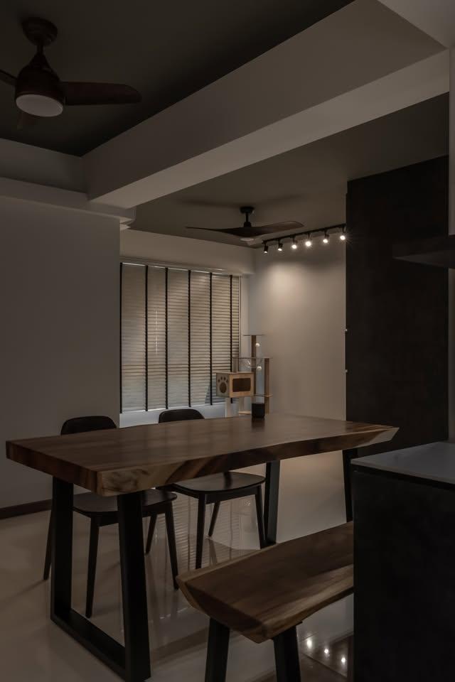 Contemporary Dining Room with Dining Table and Dining Chairs