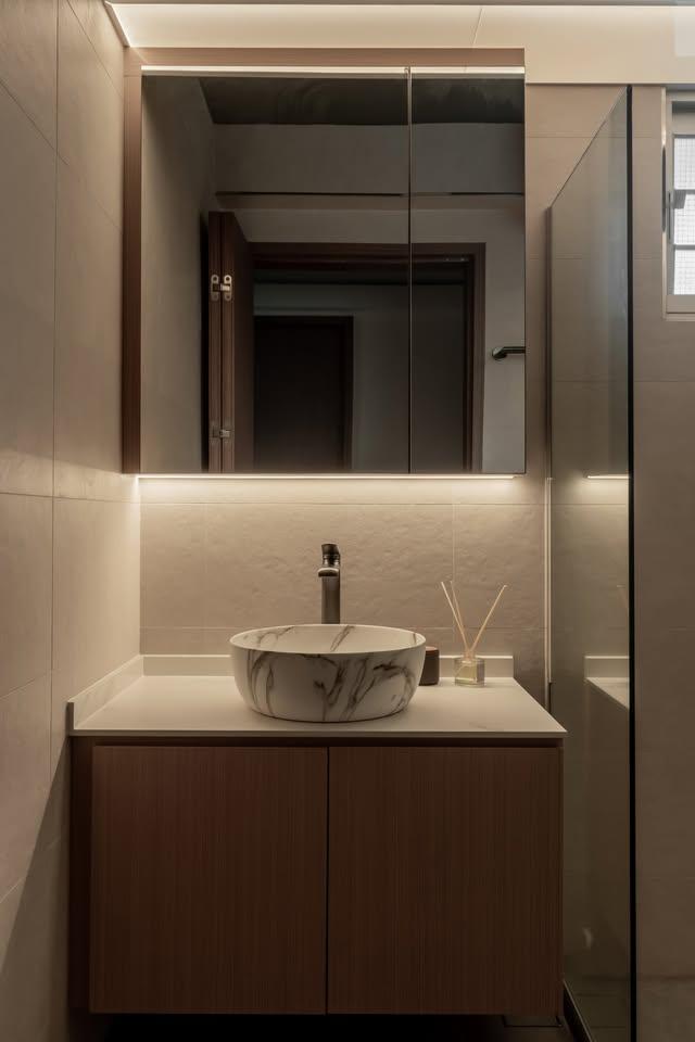 Contemporary Bathroom with Mirror and Bathroom Storage